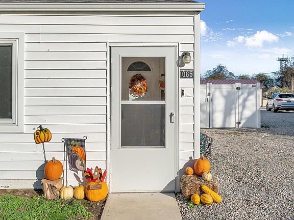 3rd image of 1065 Janes Rd