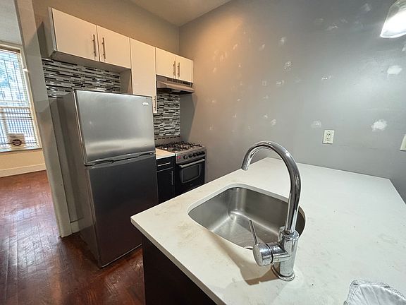 3rd image of 901 Saint Johns Pl APT 1B