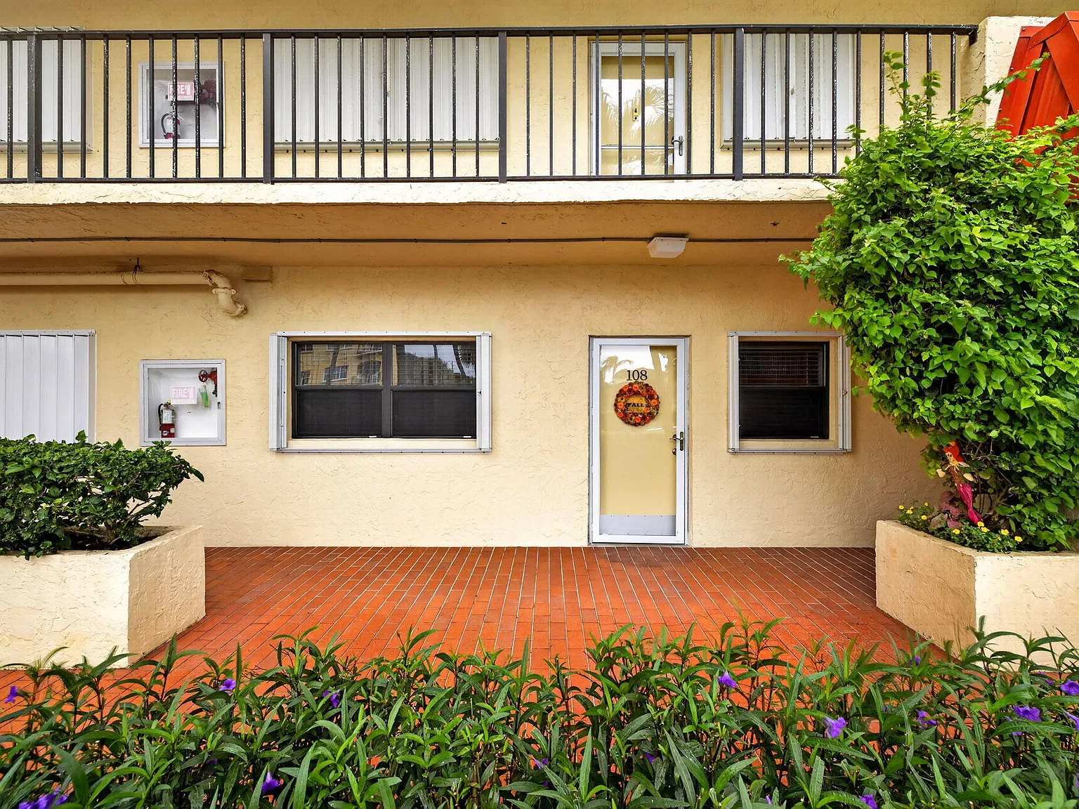 2 bed, 2.0 bath, 1053 sqft, $5,500 — Photo 2
