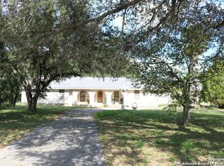 611 Goliad Rd, Floresville, TX 78114