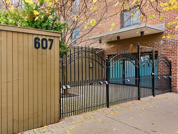 2nd image of 607 W Wrightwood Ave APT 204