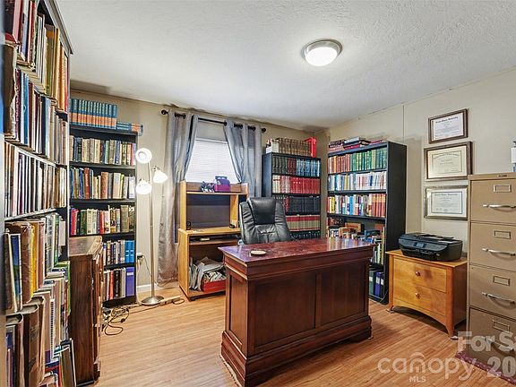 5th image of 940 John Miller Rd