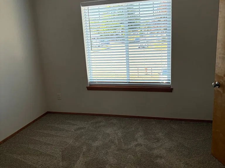204 SE Kane Dr — Photo 11