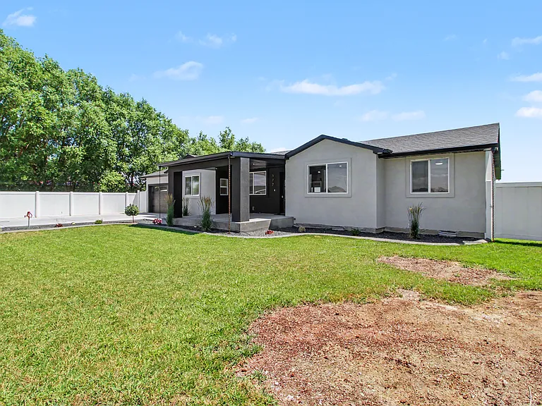 377 W 450 S — Photo 25