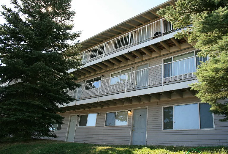 1415 S. Hawthorne Dr. Apartments — Photo 2