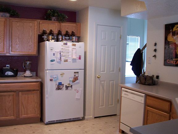 Kitchen (view 2)