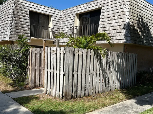 386 Lake Arbor Dr, Palm Springs, FL 33461