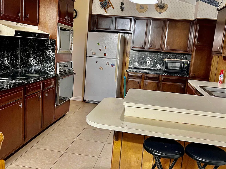 2210 Berry Ave — Photo 6