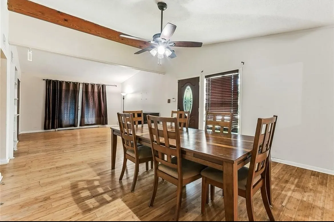 4 bed, 1927 sqft, $1,900 — Photo 2