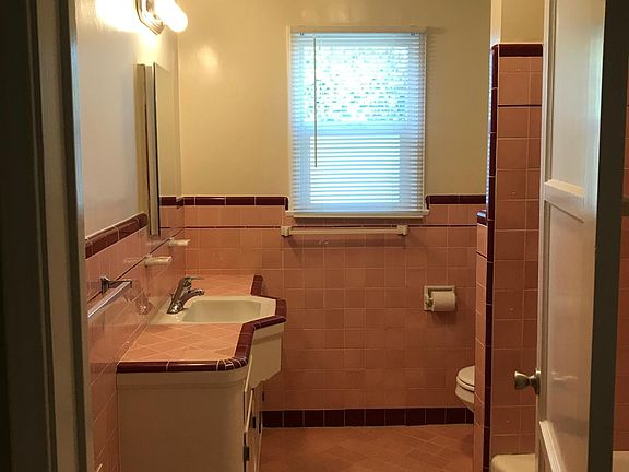 3rd image of 2711 S Budlong Ave