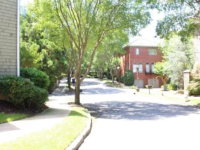 704 Longleaf Dr NE — Photo 33