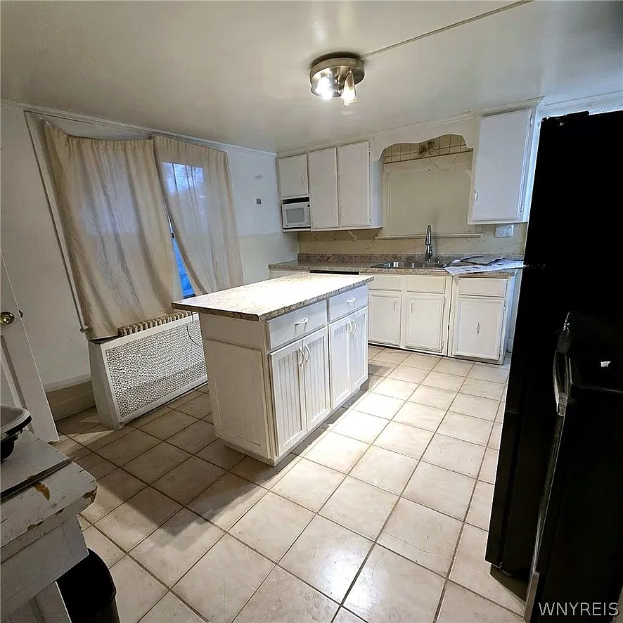 3 bed, 1.0 bath, 1023 sqft, $1,750 — Photo 4