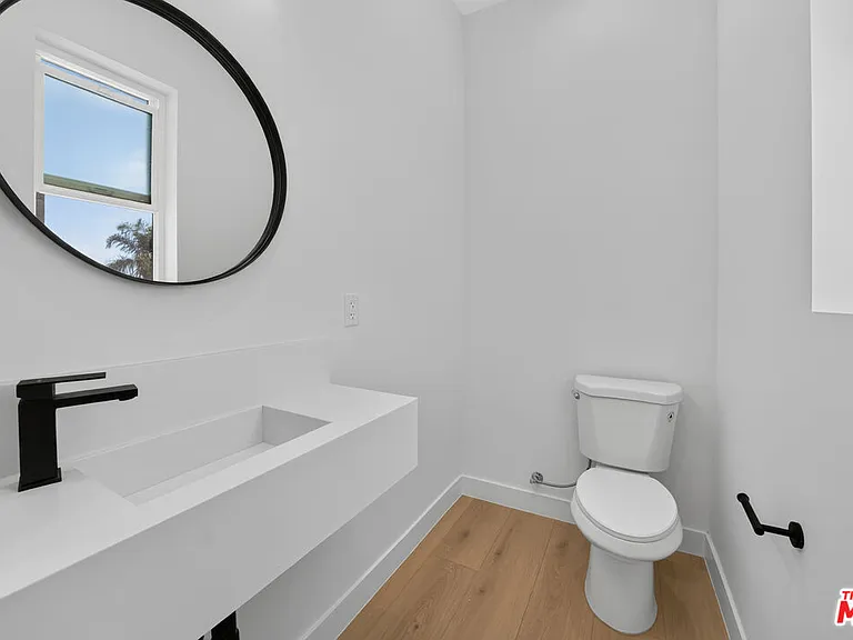 150 N Carondelet St — Photo 25