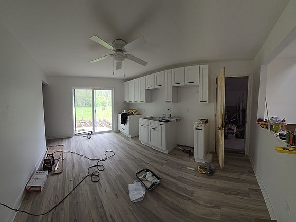 5th image of 1944 Loganberry Ln