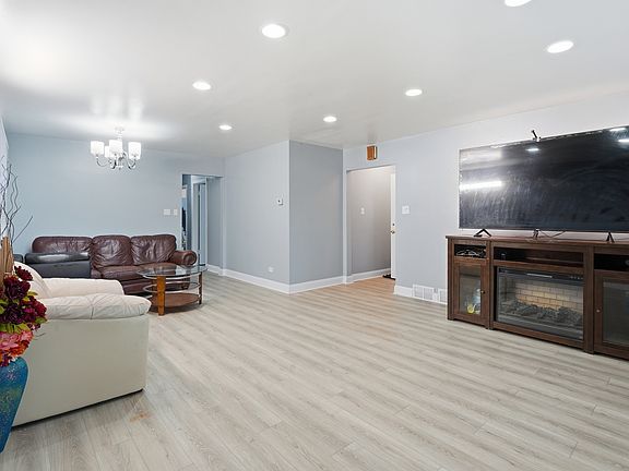 3rd image of 2507 W Coyle Ave