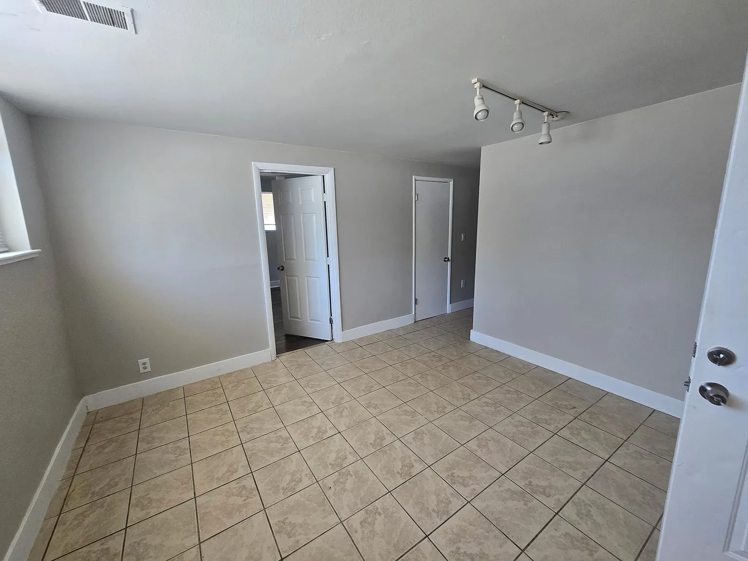 3 bed, 1100 sqft, $1,850 — Photo 3