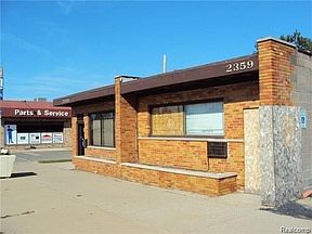 2nd image of 2355 Fort St