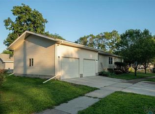 622 SW 2nd St, Madison, SD 57042