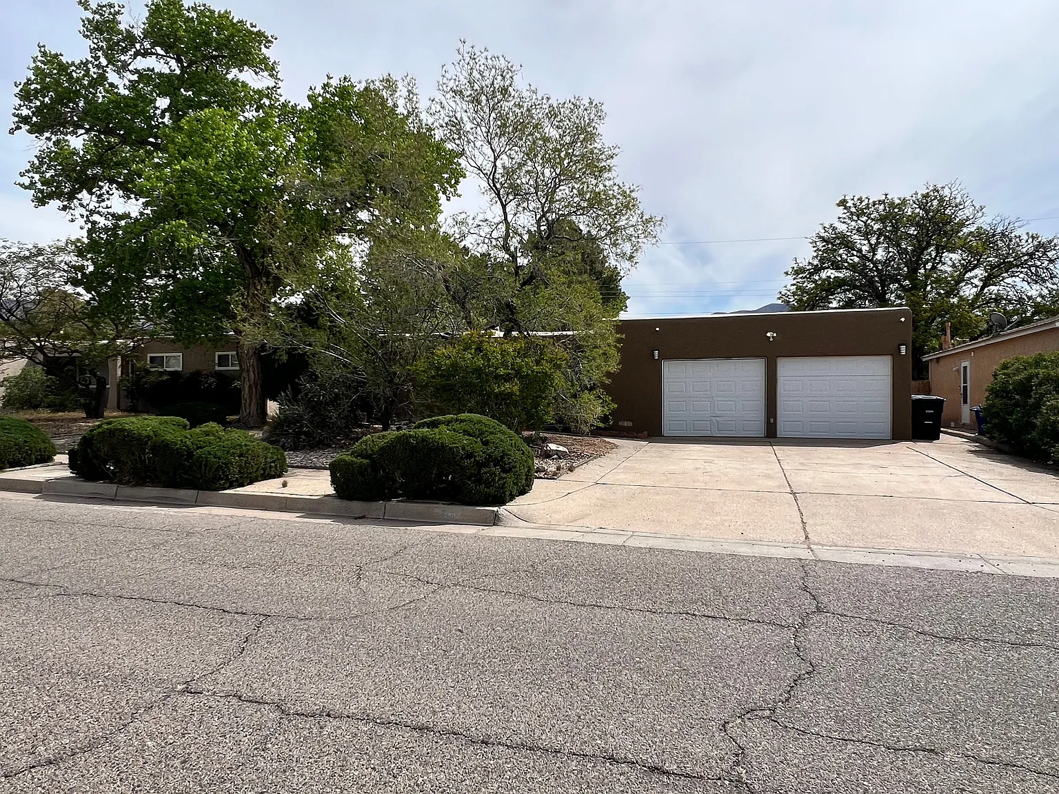 4 bed, 2.0 bath, 2262 sqft, $2,600 — Photo 1