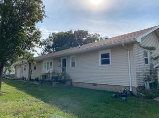 1212 Montgomery Dr, Charleston, IL