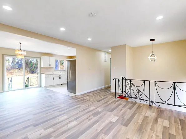 1404 Pine Grove Rd, Capitol Heights, MD 20743