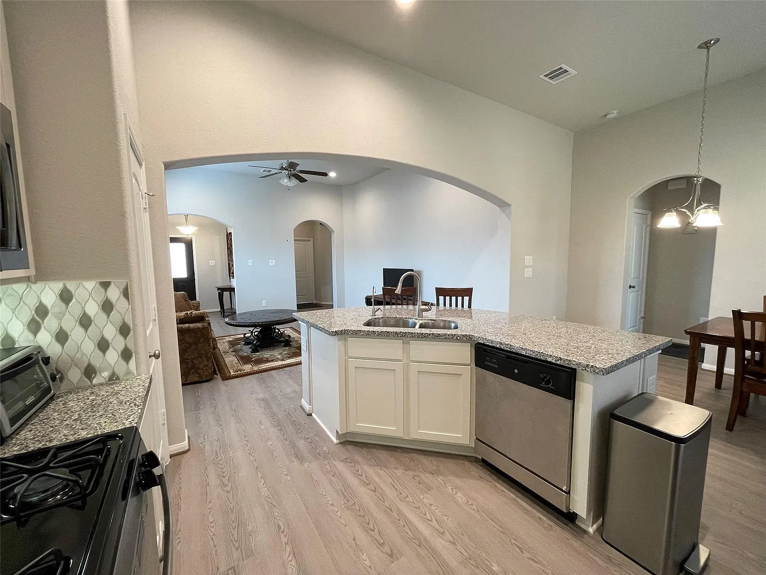 3 bed, 2.0 bath, 1450 sqft, $2,400 — Photo 4