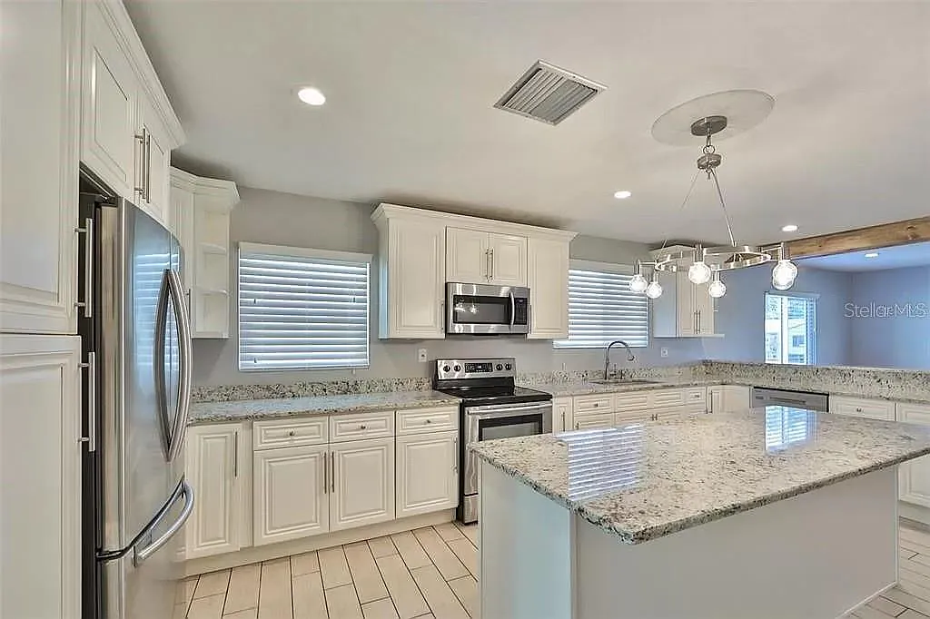 4 bed, 2.0 bath, 1524 sqft, $4,400 — Photo 4