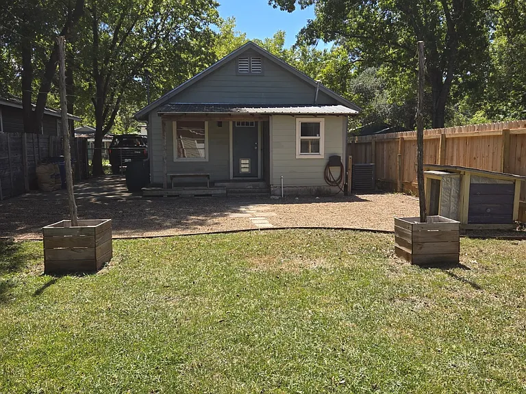 2514 E 3rd St — Photo 2