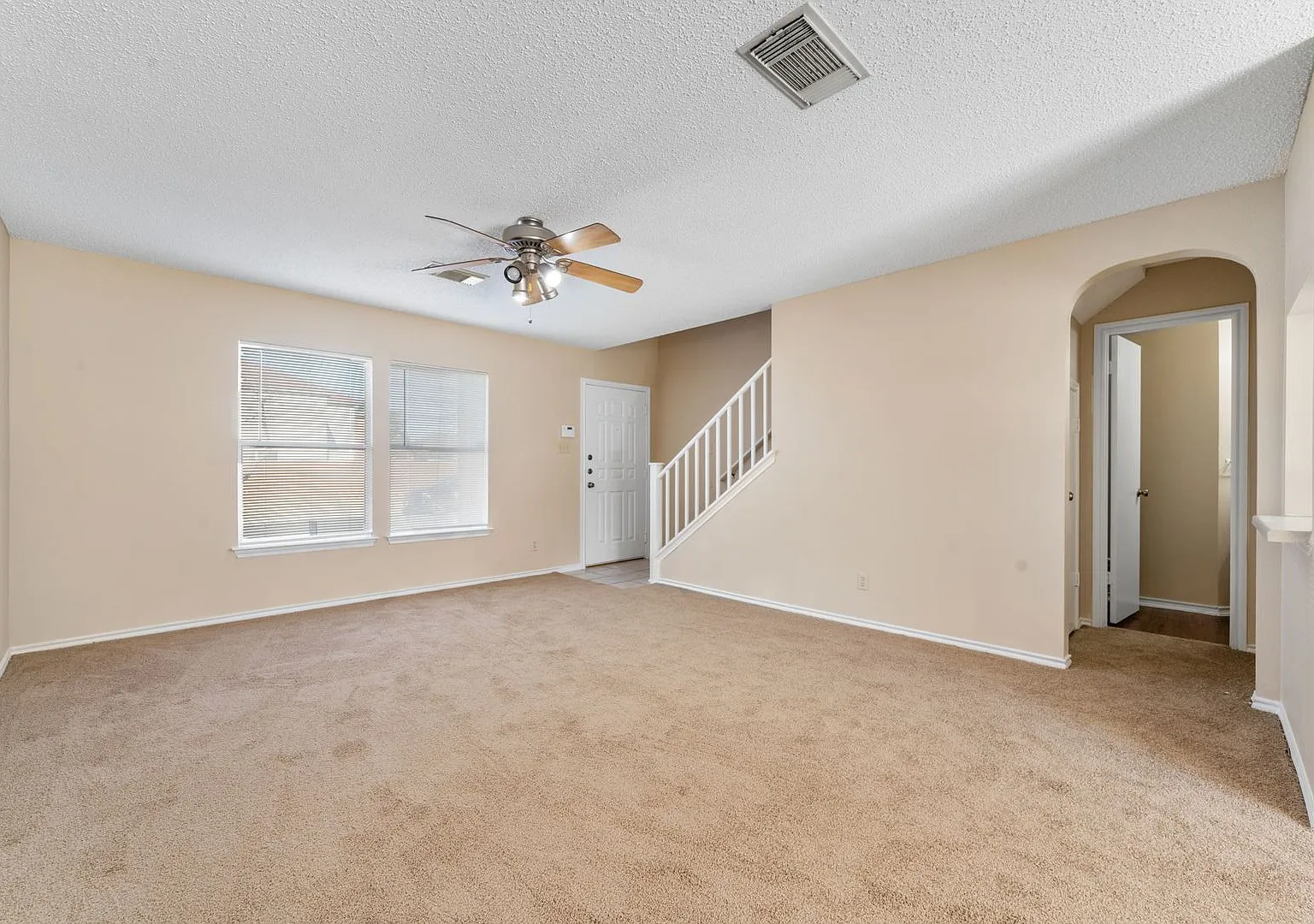 3 Bedroom/2.5 Bath Dover Subdivision — Photo 2