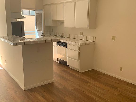 3rd image of 2572 S Centinela Ave #3