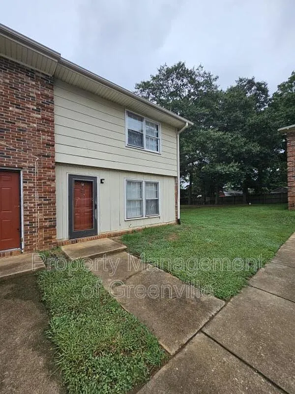 2 bed, 1.5 bath, 1040 sqft, $995 — Photo 1
