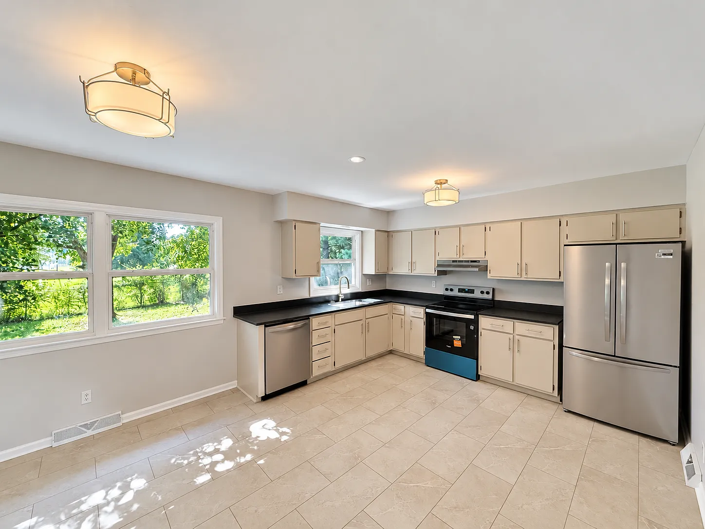 4 bed, 2376 sqft, $2,395 — Photo 2