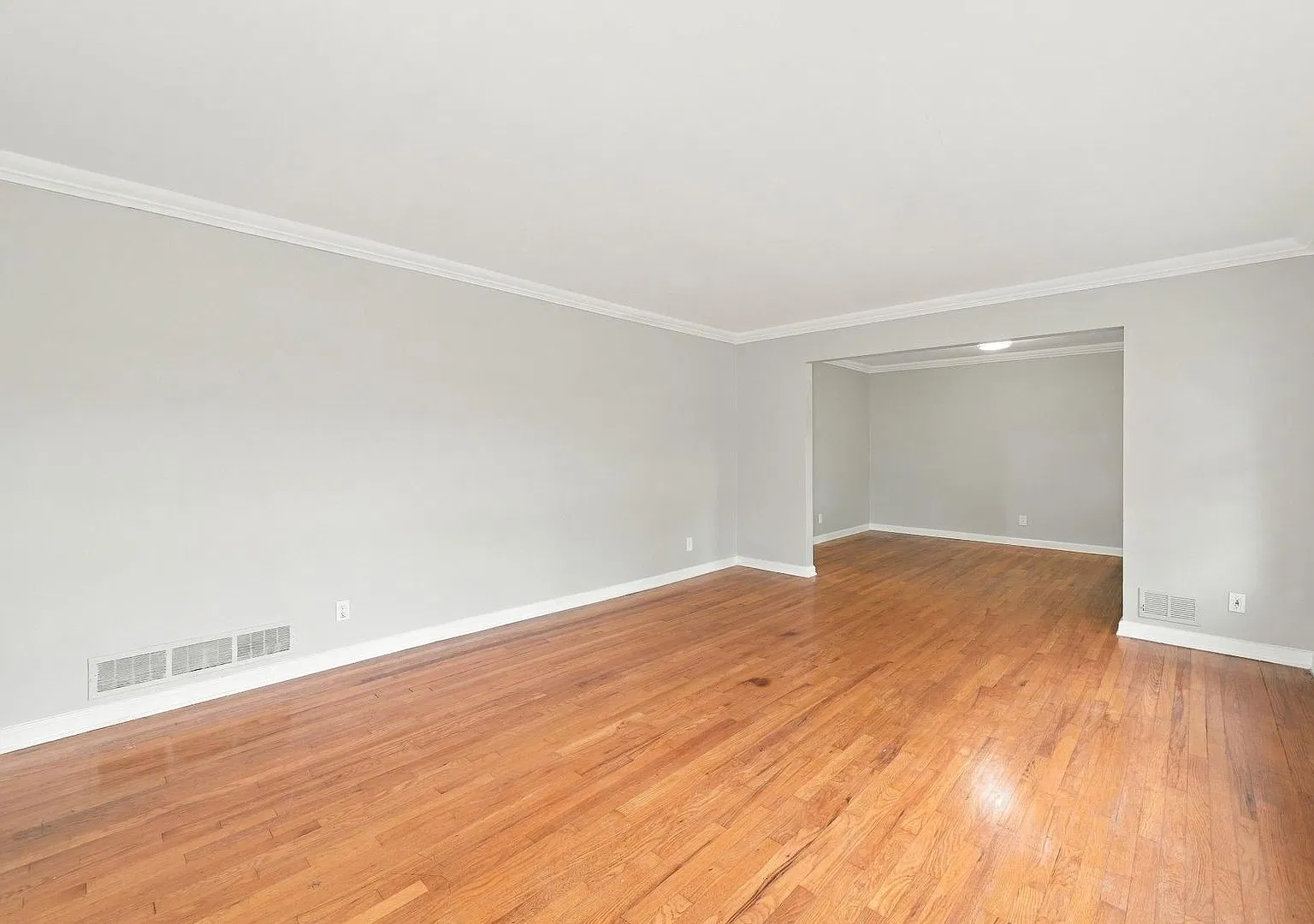 3BD/2BA Ranch Home for Rent Fenced Yard, Garage & Hardwoods — Photo 4