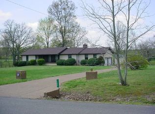 160 Guill Ln, Cottontown, TN 37048