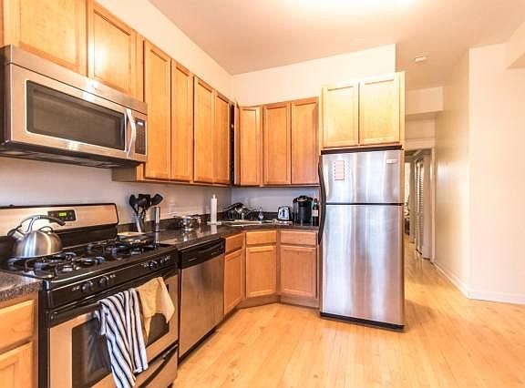 5th image of 1136 W Oakdale Ave
