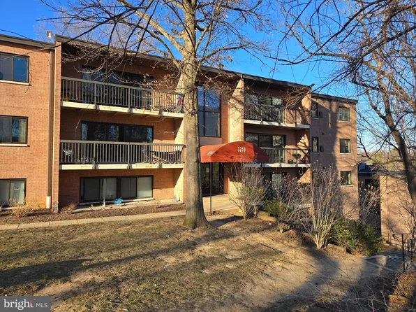 3210 S 28th St APT 401, Alexandria, VA 22302