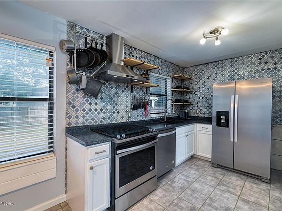 4th image of 2110 Silver Lake Dr