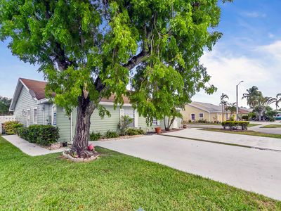 1513 Royal Forest Court, West Palm Beach, FL, 33406