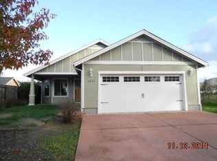 2899 SW Shimmer Ln, Grants Pass, OR 97527