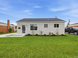 15834 Chestnut St, Roseville, MI 48066