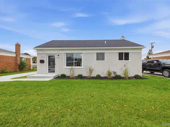 15834 Chestnut St, Roseville, MI 48066