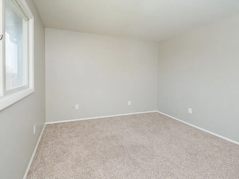 4002-4032 E Shaffer Ave — Photo 35