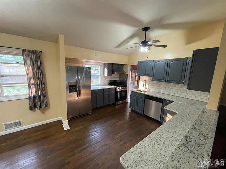 210 Runyon Ave — Photo 6