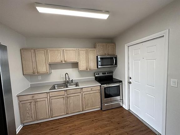 3rd image of 827 3rd St Unit B