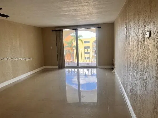 Coral Gate West Condo — Photo 2