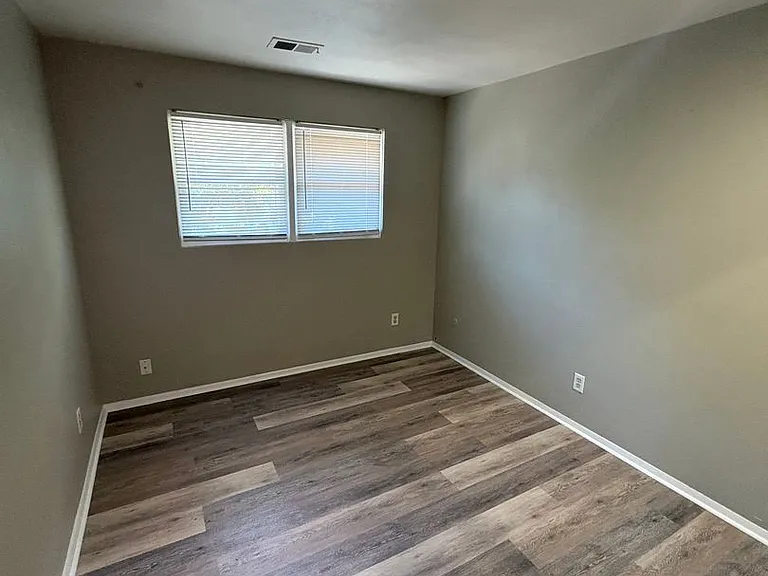 Peoria Place Apartments — Photo 9