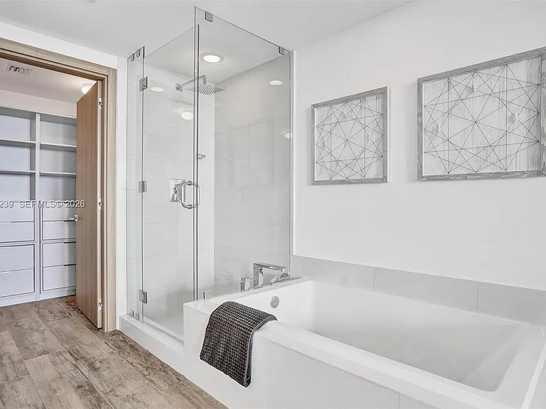 650 NE 32nd St #1001 — Photo 15