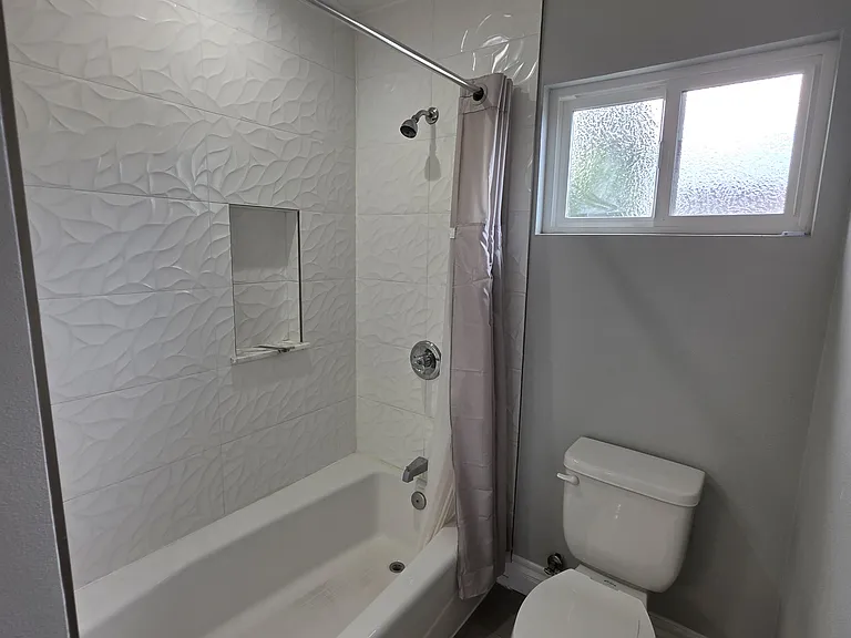 2516 Graham Ave #4 — Photo 12