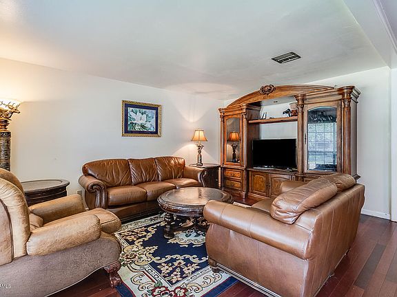 3rd image of 500 Elmwood Dr
