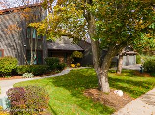 1252 Chartwell Carriage Way N, East Lansing, MI